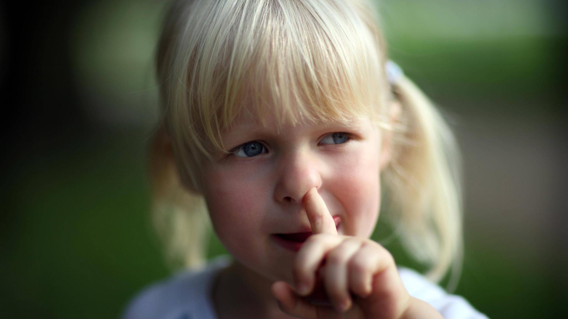 Mädchen bohrt in der Nase 