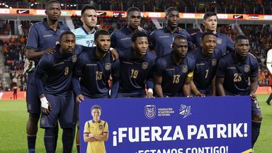 Die Nationalmannschaft von Ecuador posiert für ein Mannschaftsfoto beim Spiel gegen die Niederlande.