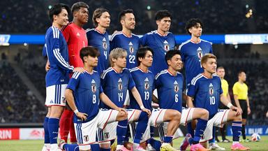 Die japanische Nationalmannschaf posiert für ein Gruppenfoto. 