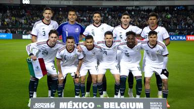 Die mexikanische Nationalmannschaft posiert für ein Mannschaftsfoto beim Spiel gegen Belgien.