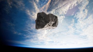 Asteroid vor Anschnitt der Erde