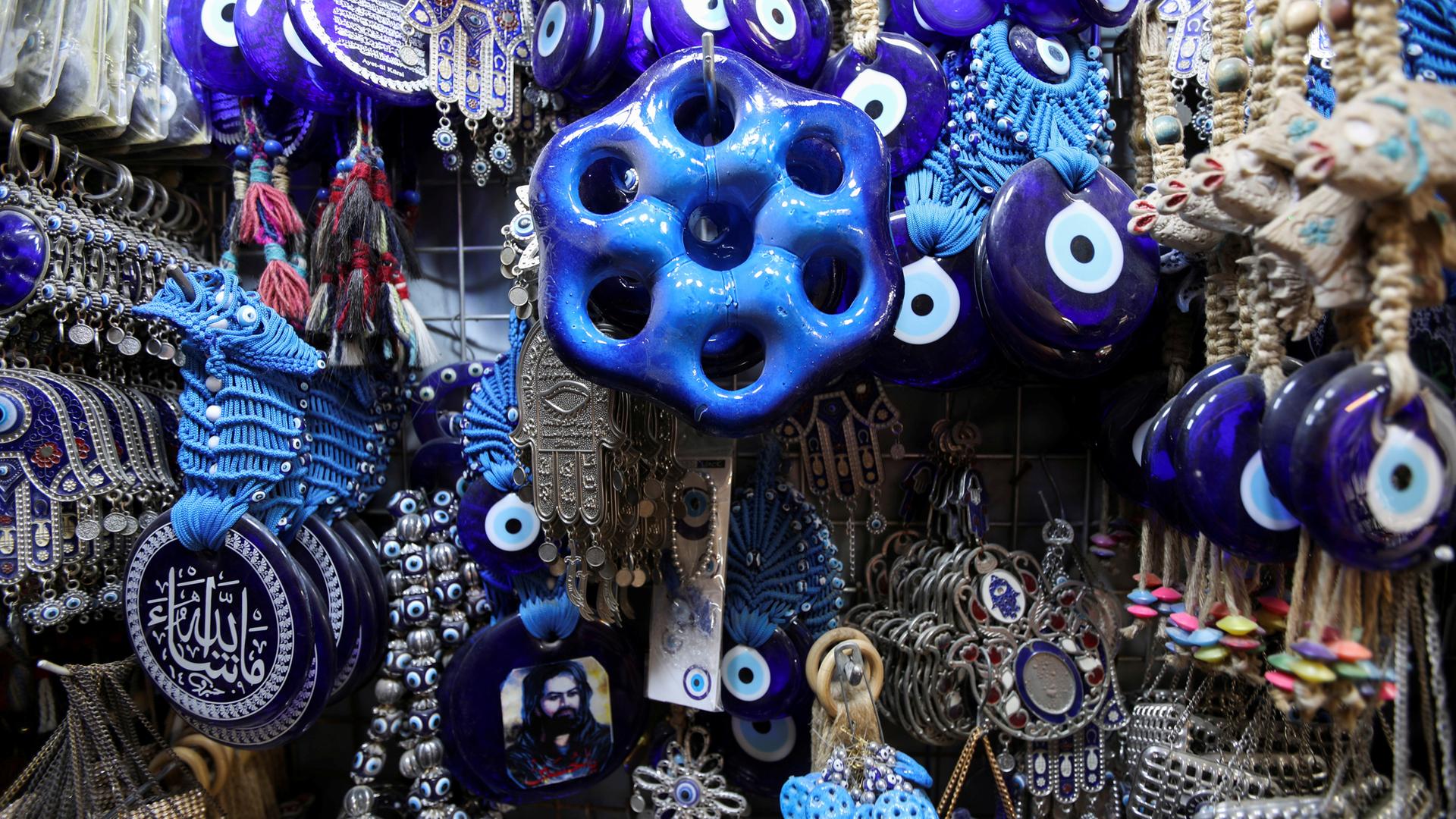 Stand mit Nazar-Anhängern