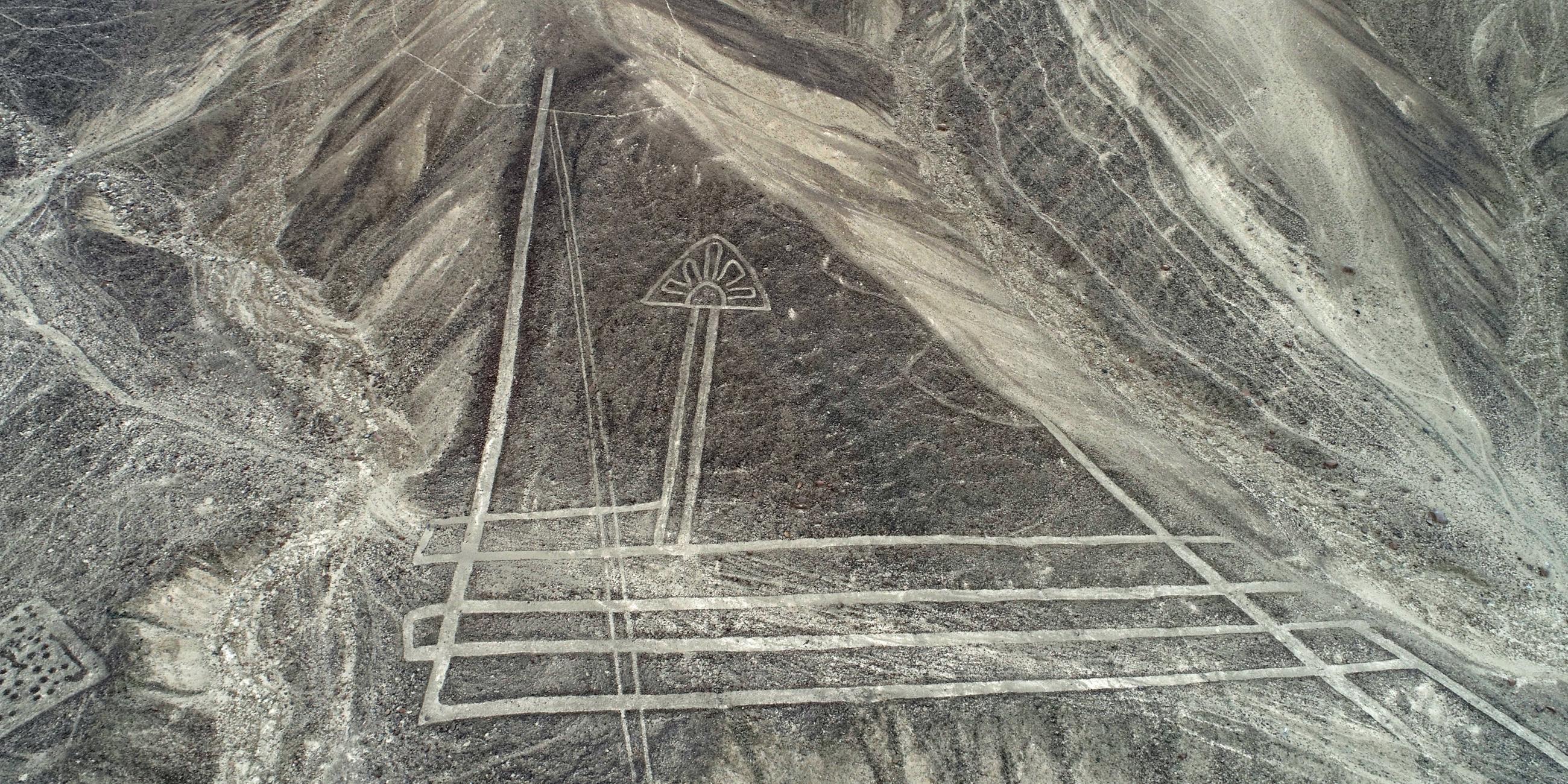 Scharrbild einer geometrischen Form in der Wüste Perus