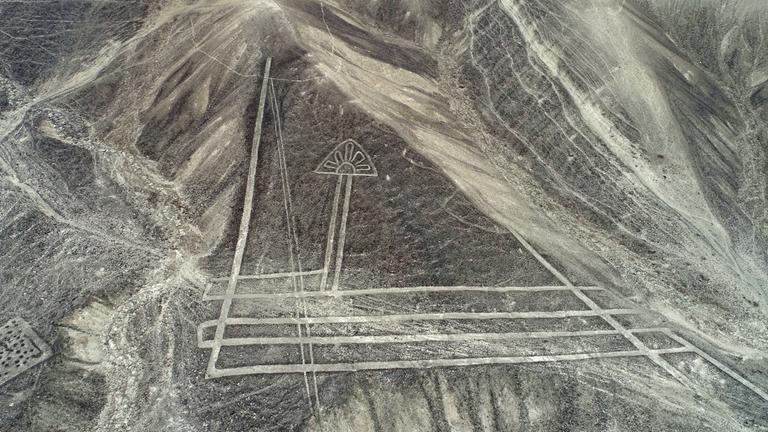 Scharrbild einer geometrischen Form in der Wüste Perus