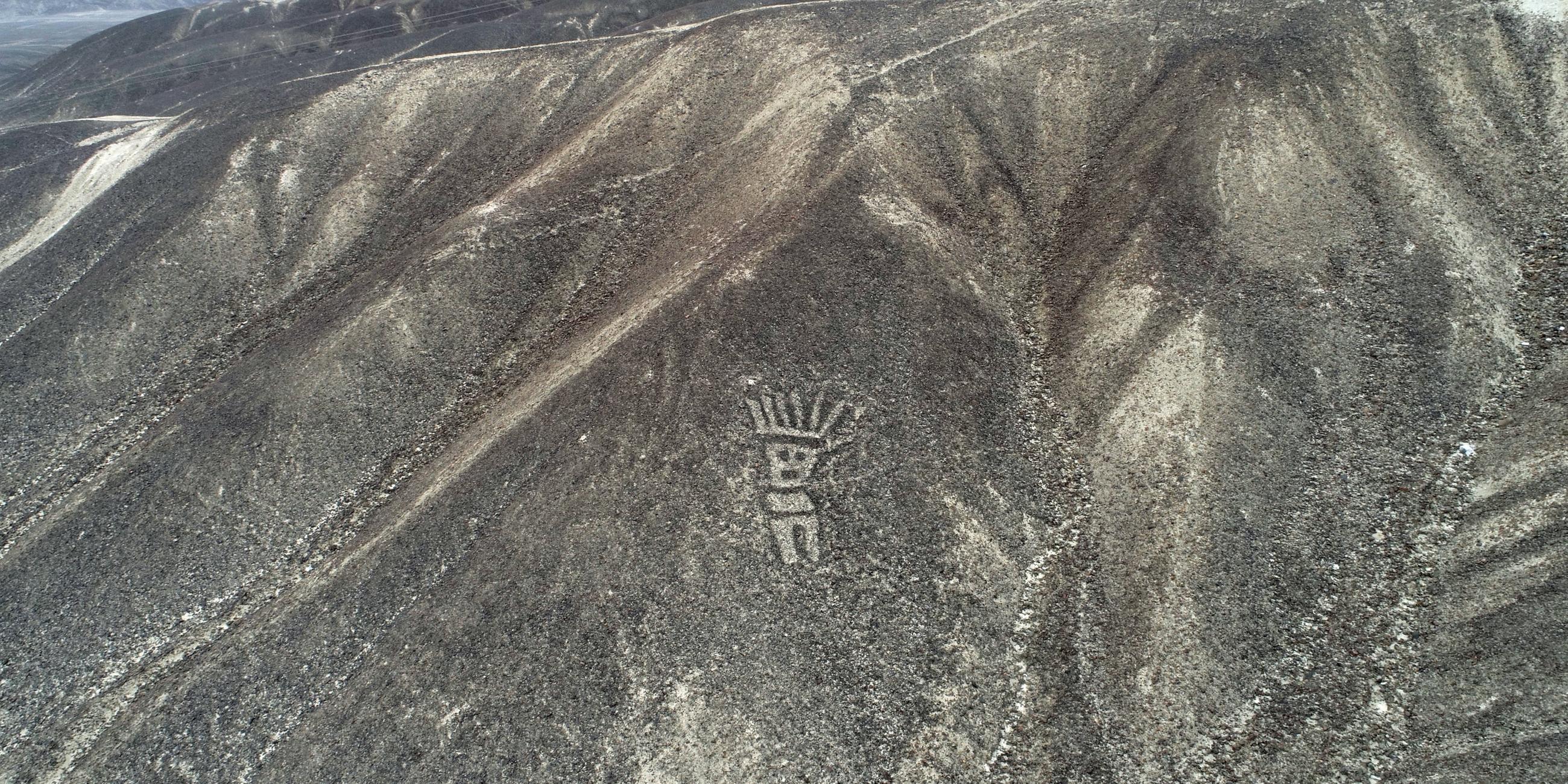 Scharrbild einer menschlichen Form in der Wüste Perus