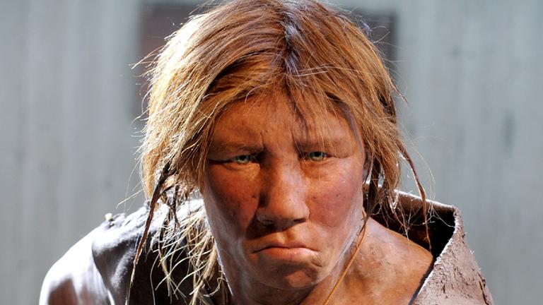 Eine Neandertalerin mit Speer
