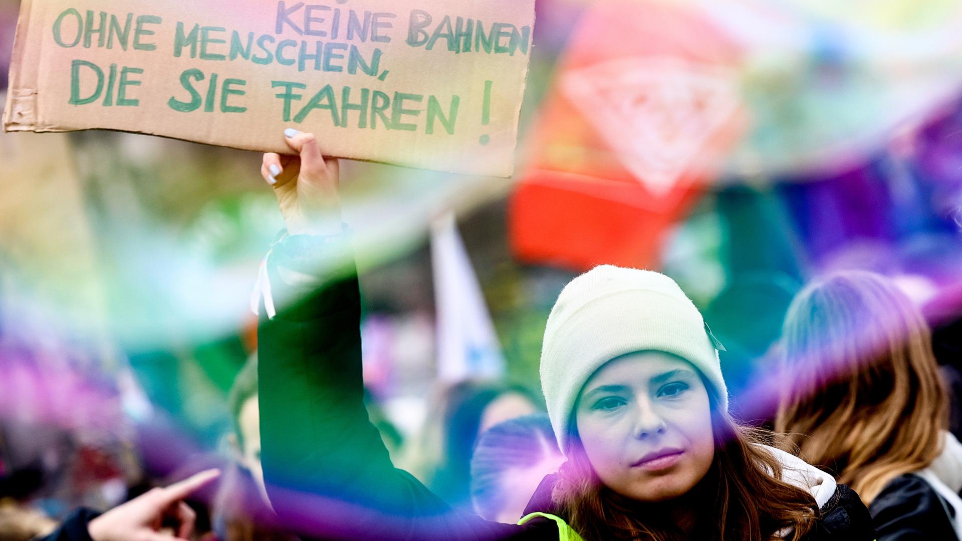 Luisa Neubauer von Fridays for Future demonstriert für die Streikenden