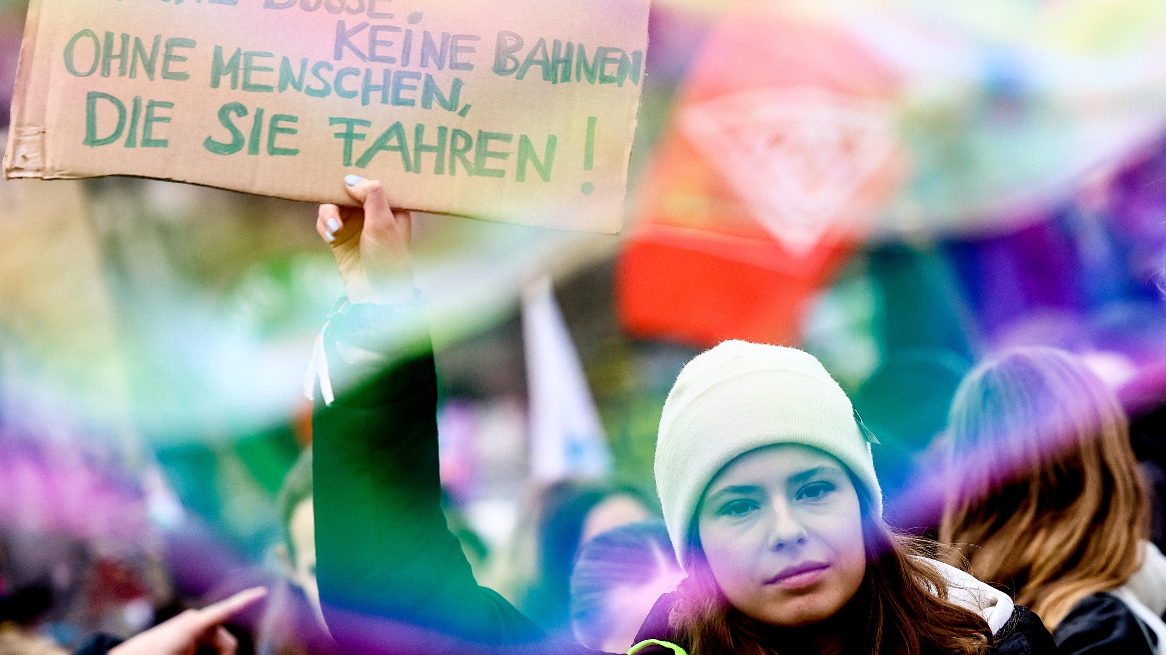 Luisa Neubauer von Fridays for Future demonstriert für die Streikenden