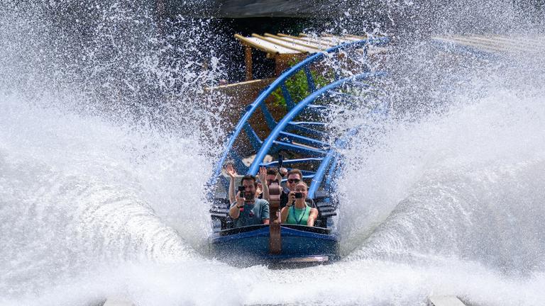  Die ersten Wagen sausen über die neue Wasser-Achterbahn Donnervind im Freizeitpark Plohn. Rund 11,5 Millionen Euro hat das familiengeführte Unternehmen in die neue Anlage im Wikinger-Stil investiert. Parkbetreiber und Hersteller Mack Rides aus Baden-Württemberg sprechen von einer Weltneuheit. Der Wagen mit den Fahrgästen wird aus dem Wasser heraus zweimal in die Achterbahn katapultiert. Die Fahrt geht insgesamt über mehr als 500 Meter und erreicht dabei eine Geschwindigkeit von mehr als 50 Kilometern pro Stunde.
