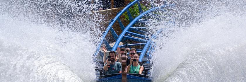  Die ersten Wagen sausen über die neue Wasser-Achterbahn Donnervind im Freizeitpark Plohn. Rund 11,5 Millionen Euro hat das familiengeführte Unternehmen in die neue Anlage im Wikinger-Stil investiert. Parkbetreiber und Hersteller Mack Rides aus Baden-Württemberg sprechen von einer Weltneuheit. Der Wagen mit den Fahrgästen wird aus dem Wasser heraus zweimal in die Achterbahn katapultiert. Die Fahrt geht insgesamt über mehr als 500 Meter und erreicht dabei eine Geschwindigkeit von mehr als 50 Kilometern pro Stunde.