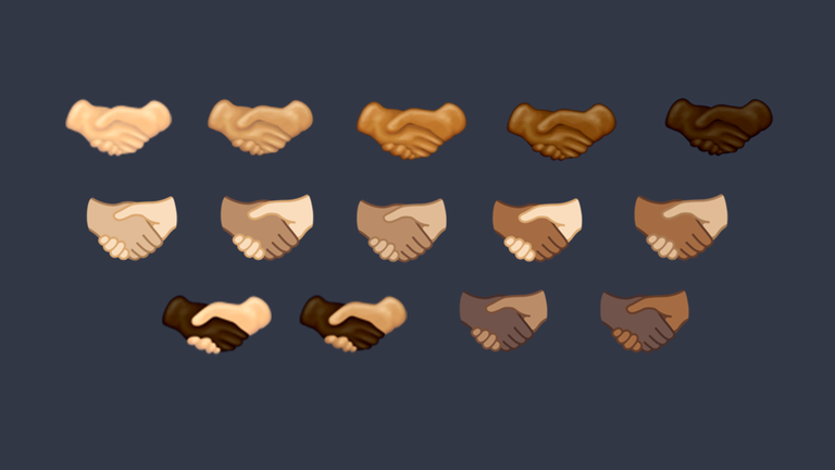 Viele Hände unterschiedlicher Hautfarben schlagen ein.