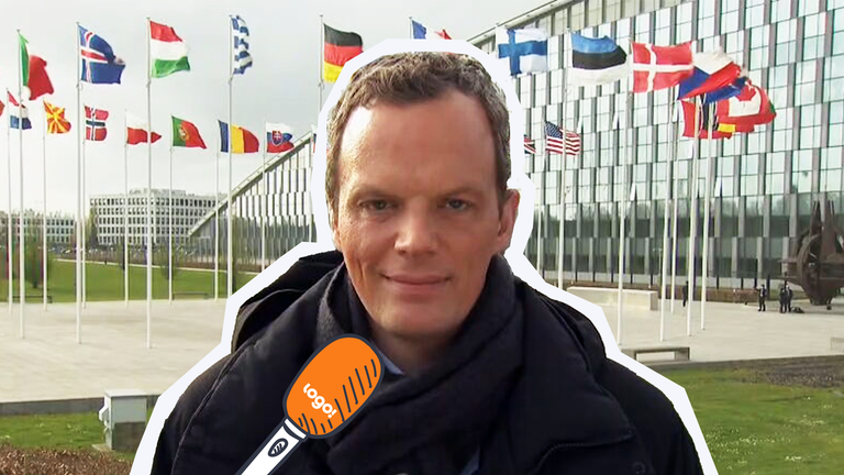 Florian Neuhann vor der Nato mit Mikrofon