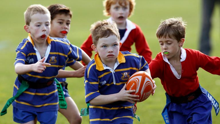 Kinder beim Rugby spielen