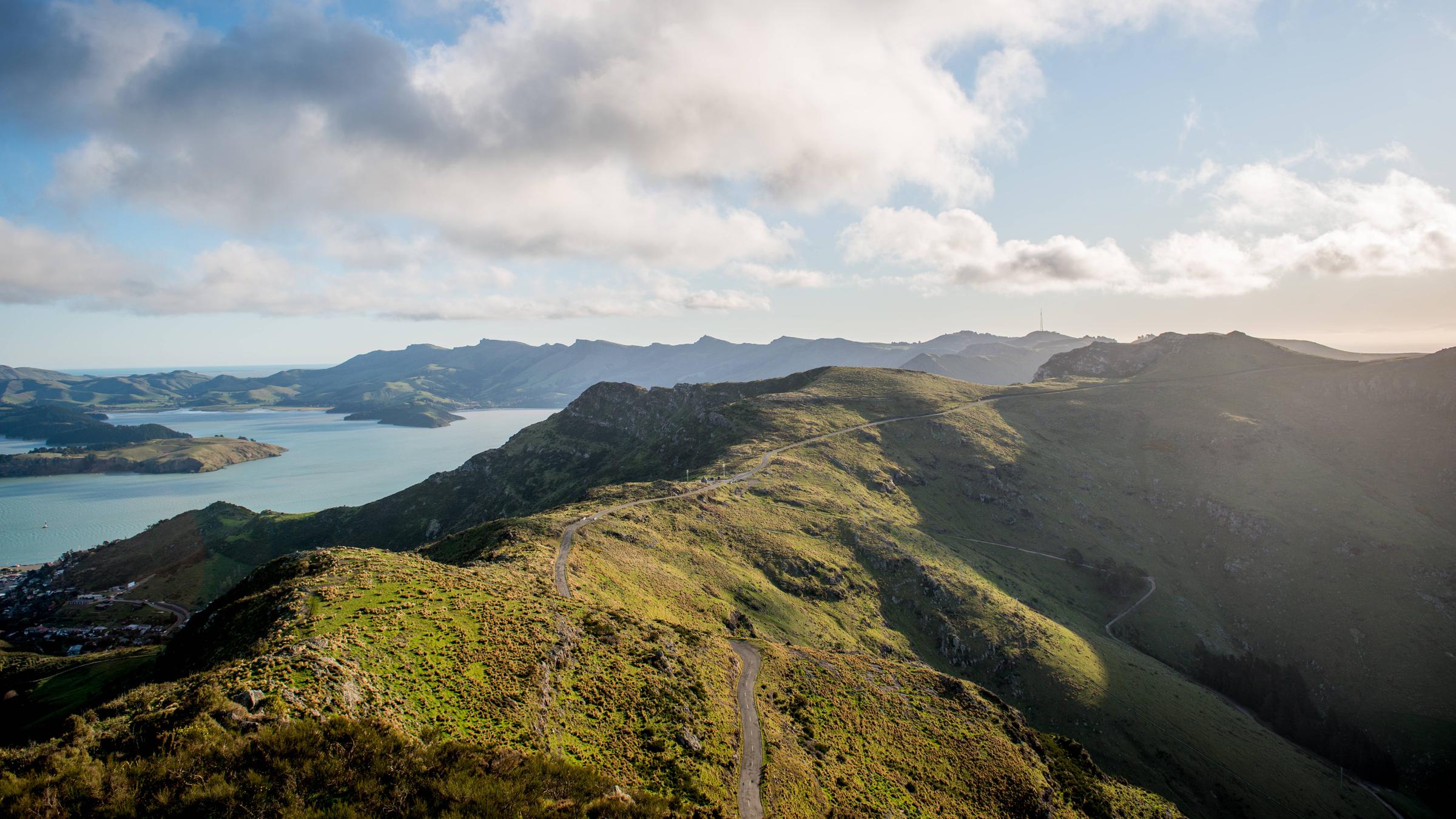 Eine Straße führt über Berge in Neuseeland.