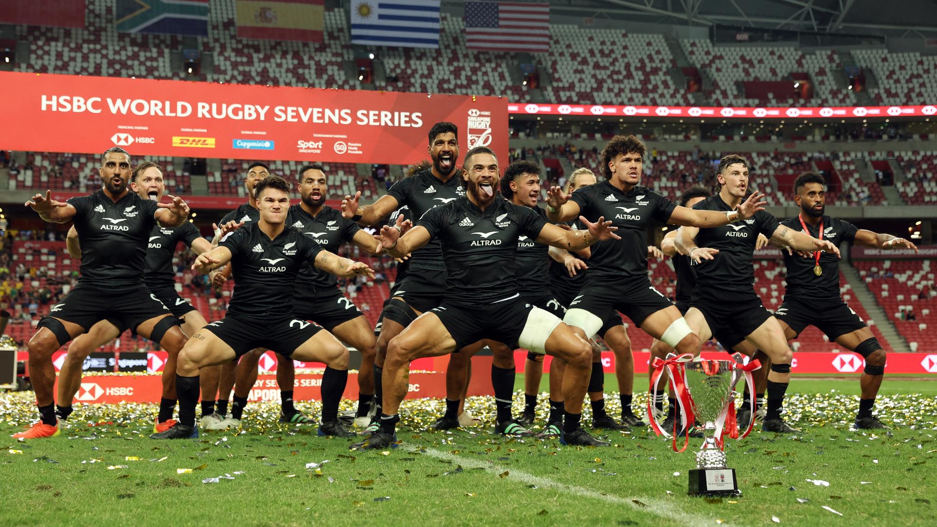 Die neuseeländlische Rugby-Mannschaft macht den Haka nach ihrem Sieg. 