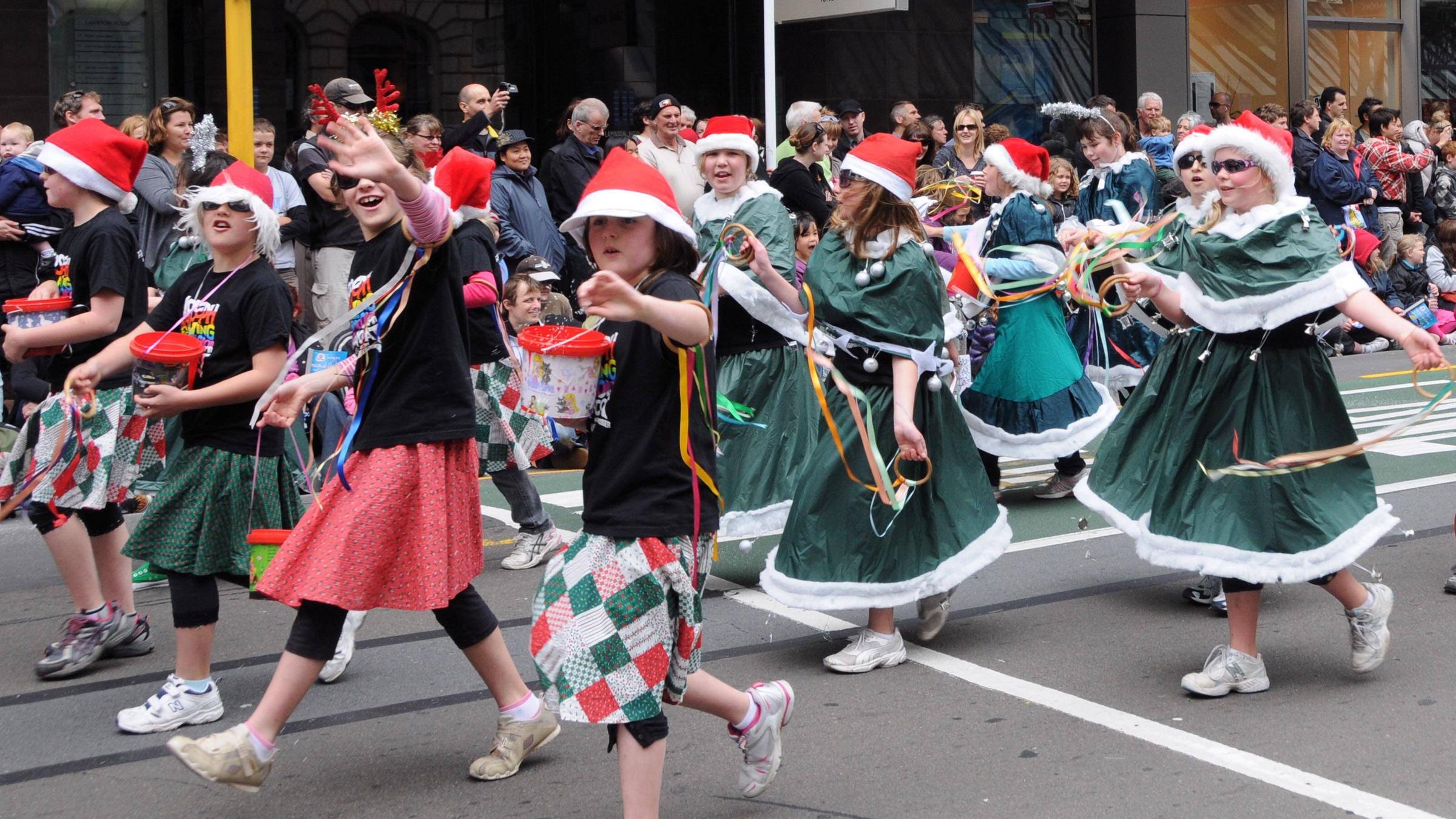 Kinder nehmen an einer Weihnachtsparade in Wellington teil