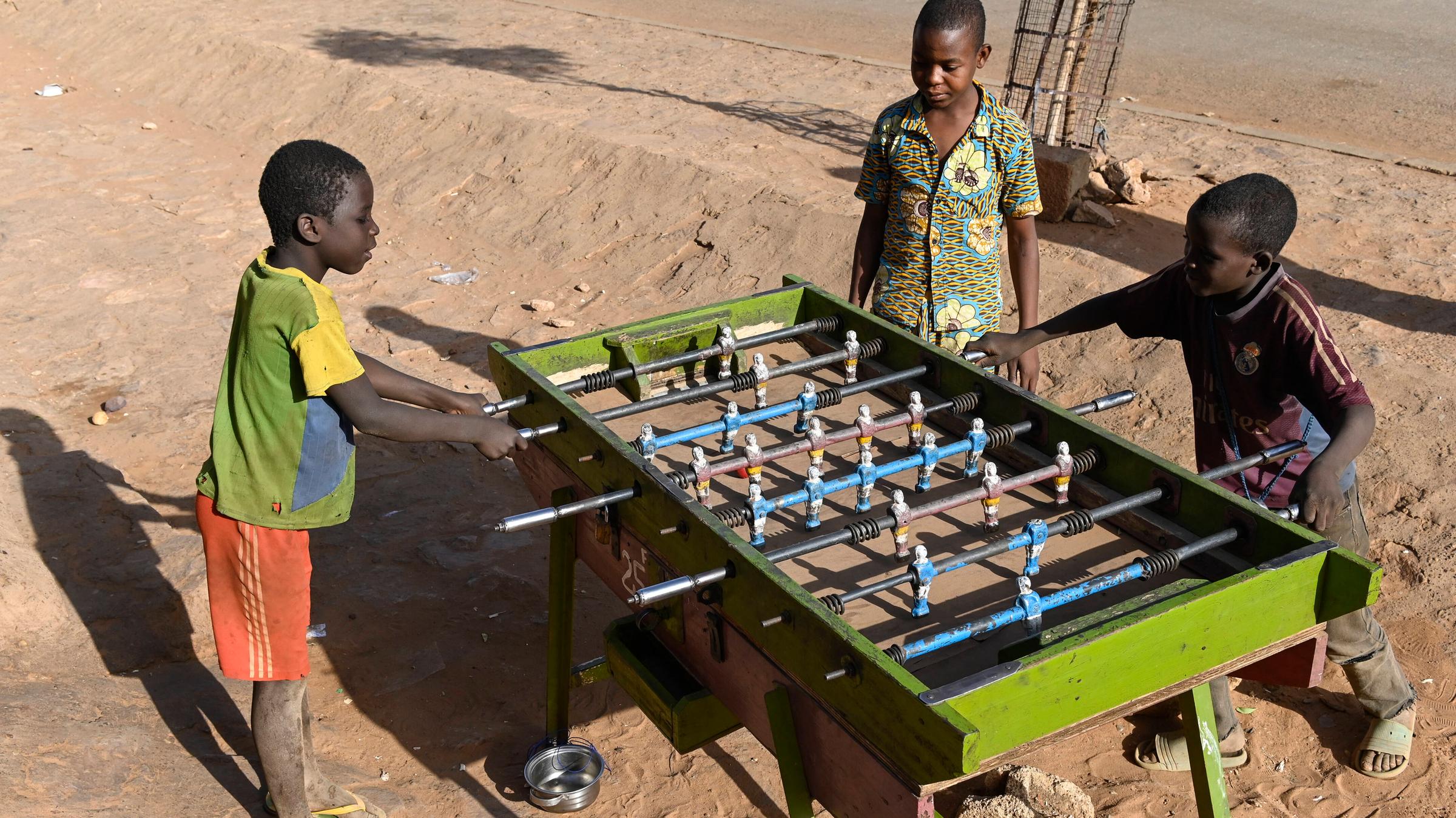 Kinder in Niger spielen am Tischkicker
