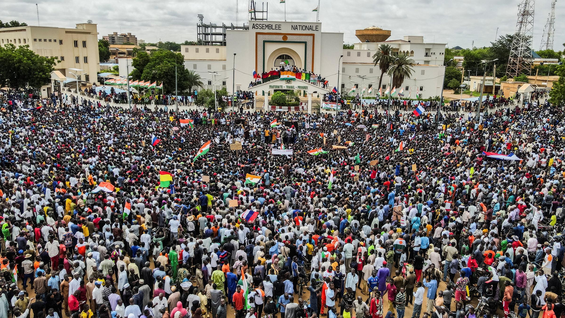 Menschen protestieren in Niger