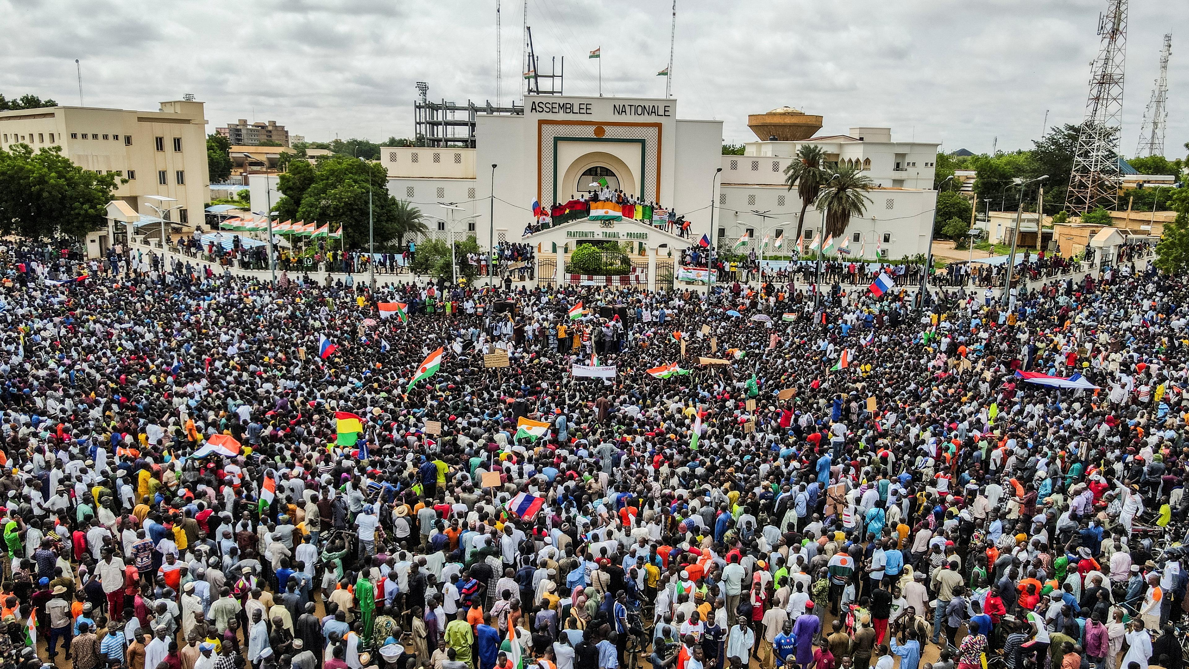 Menschen protestieren in Niger
