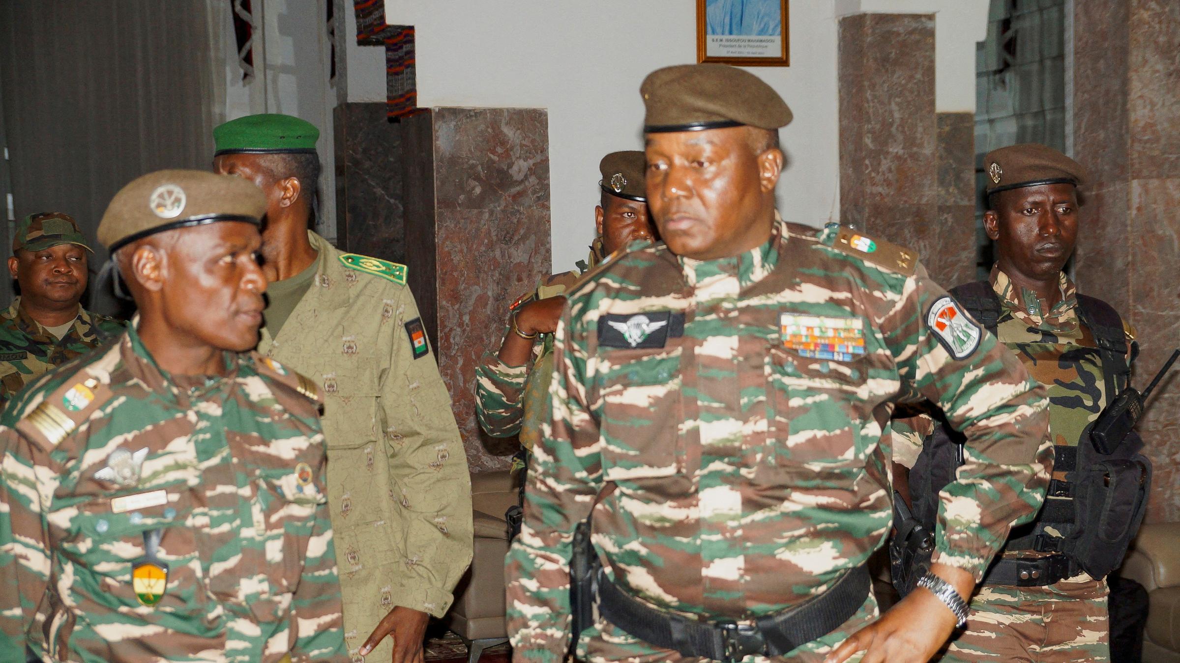 General Abdourahmane Tiani steht mir anderen Militärs zusammen