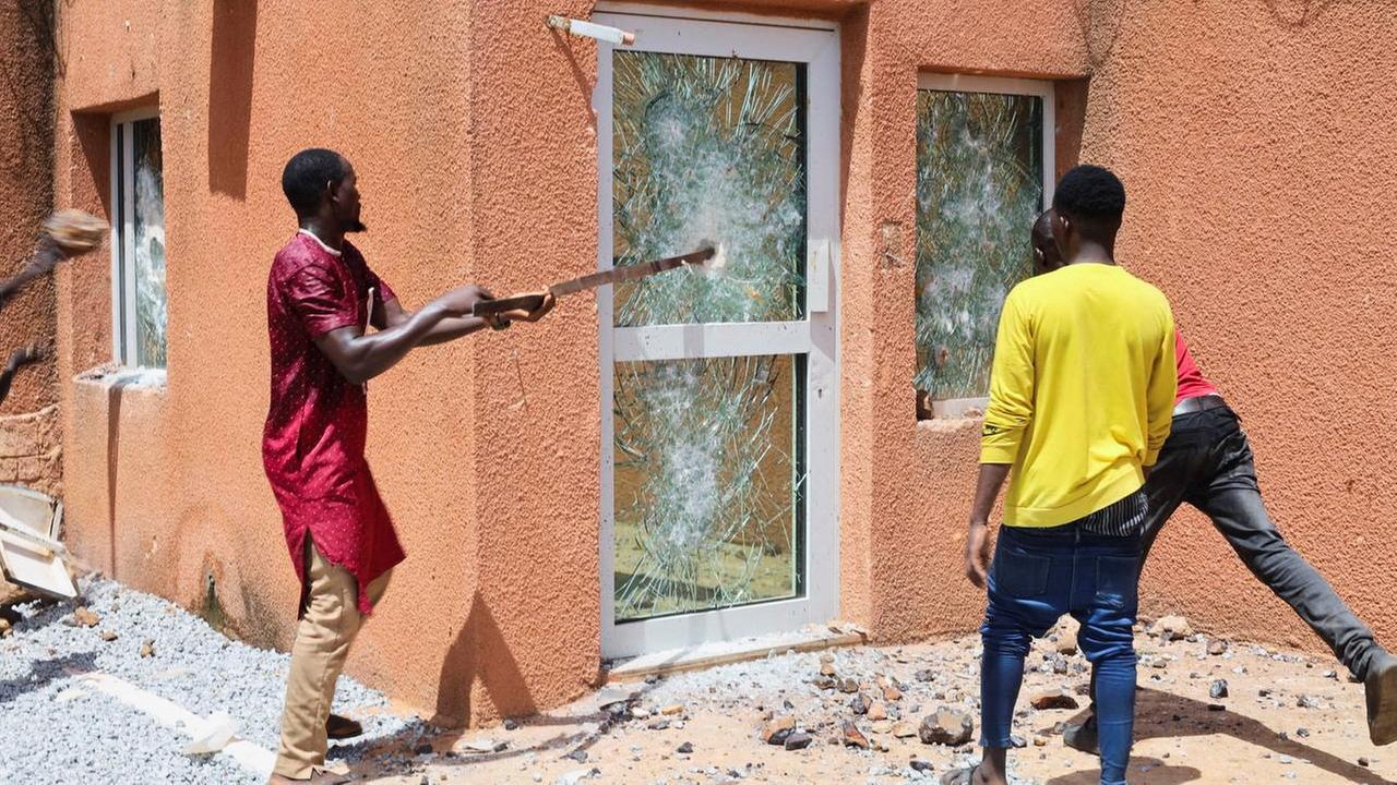 Protestierende schlagen Fensterscheiben ein
