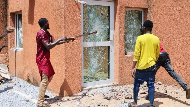 Protestierende schlagen Fensterscheiben ein