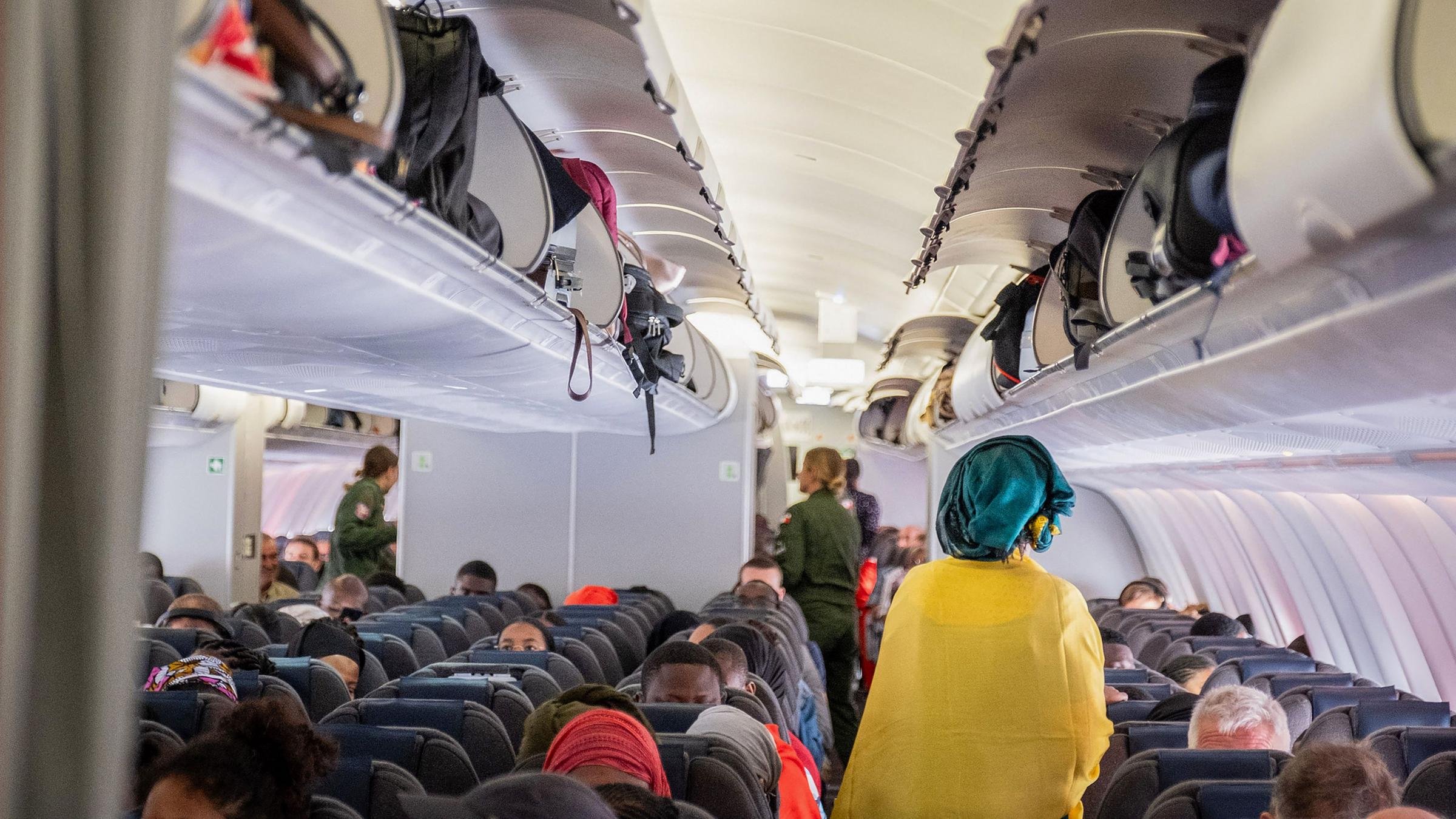 Menschen sitzen im Flugzeug