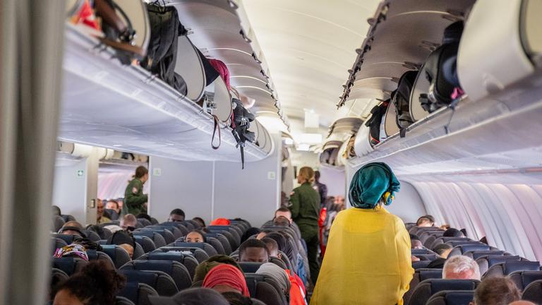 Menschen sitzen im Flugzeug