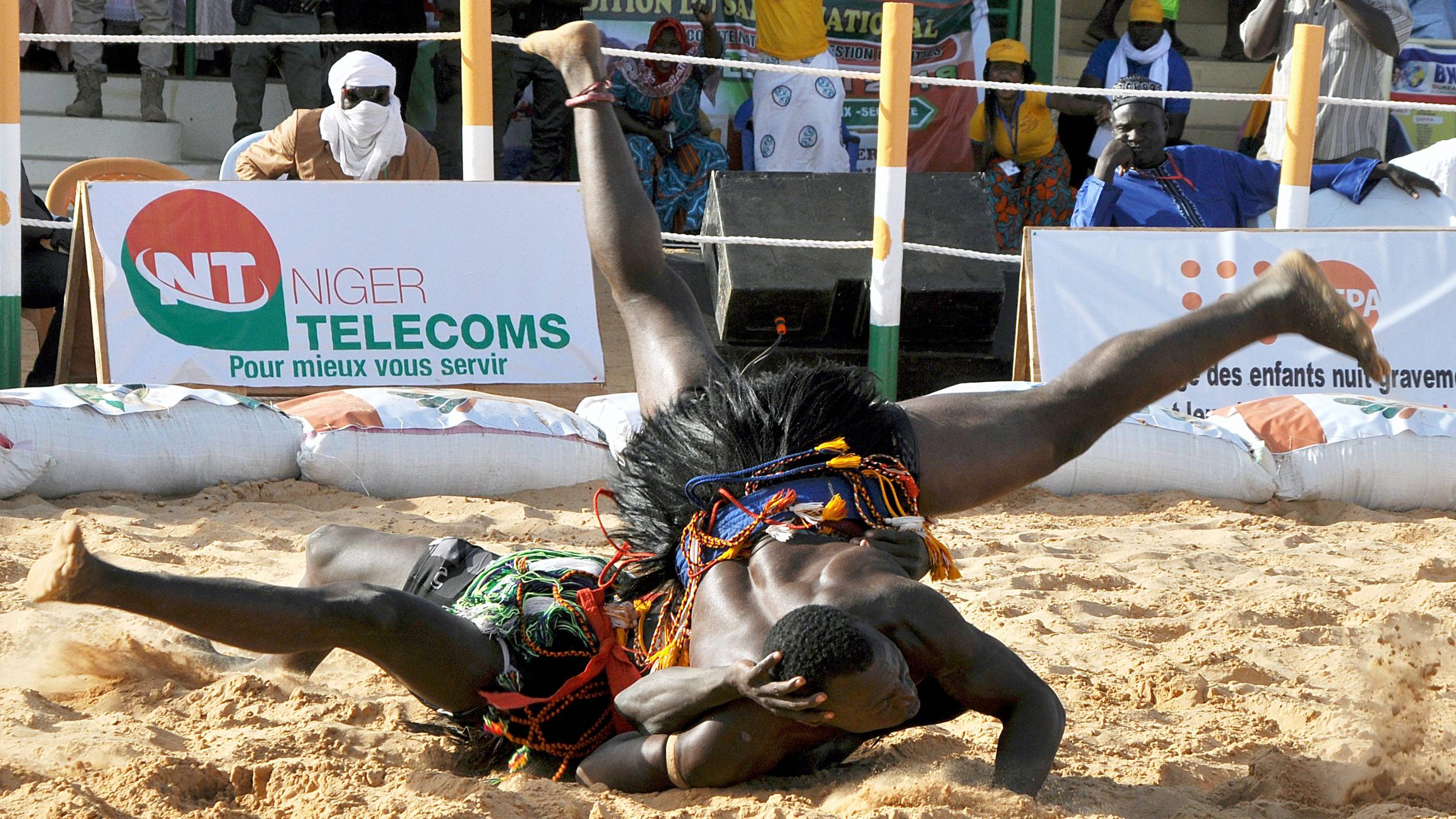 Zwei Männer beim lutte traditionnelle, Volkswrestling in Niger