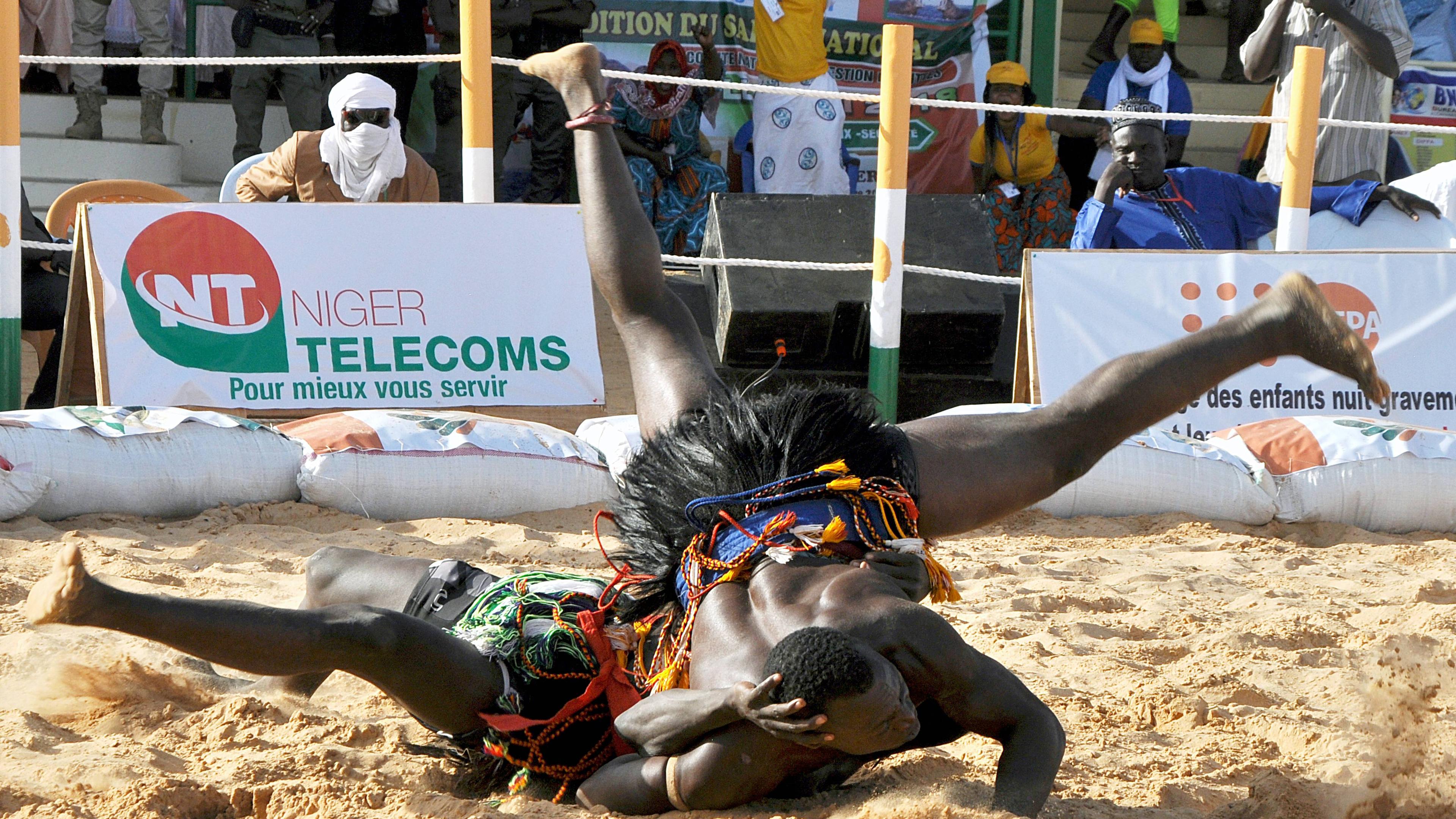 Zwei Männer beim lutte traditionnelle, Volkswrestling in Niger