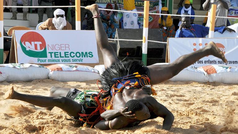 Zwei Männer beim lutte traditionnelle, Volkswrestling in Niger