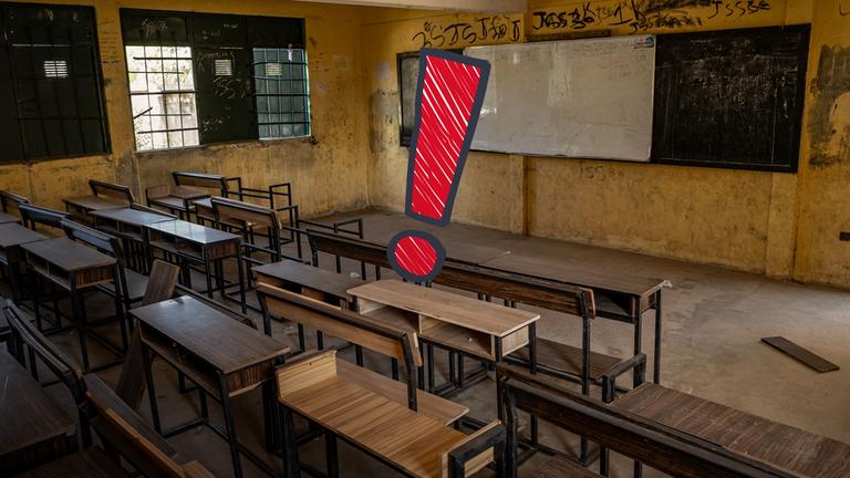 Leeres Klassenzimmer in Nigeria mit einem roten Ausrufezeichen (Symbolfoto für Entführungen in Nigeria)
