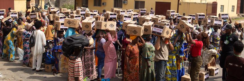 Lokale Empfänger erhalten am 21. Dezember 2024 in Lagos, Nigeria, Lebensmittelpakete von der Lagos Food Bank für die Ärmsten der Stadt. 
