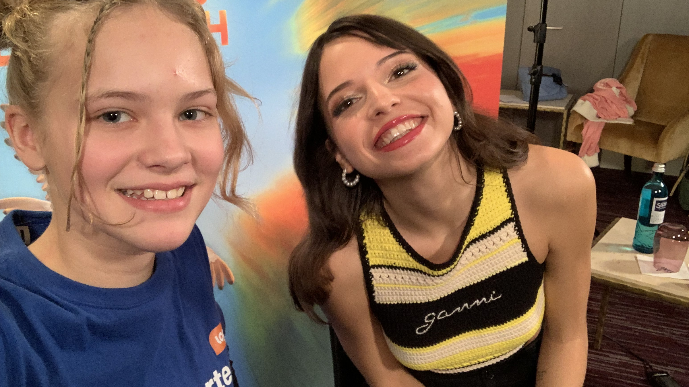 Kinderreporterin Polina mit Zöpfchen und Dutt und daneben grinst Nina Chuba in die Kamera.