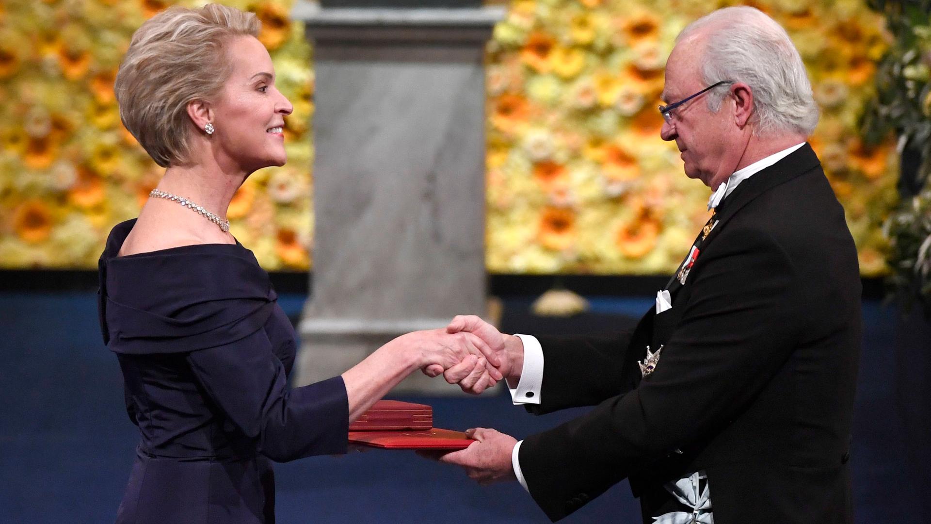Der Chemie-Nobelpreis ging 2018 an die US-amerikanerin Frances Arnold. König Carl Gustaf von Schweden überreichte ihr den Preis.