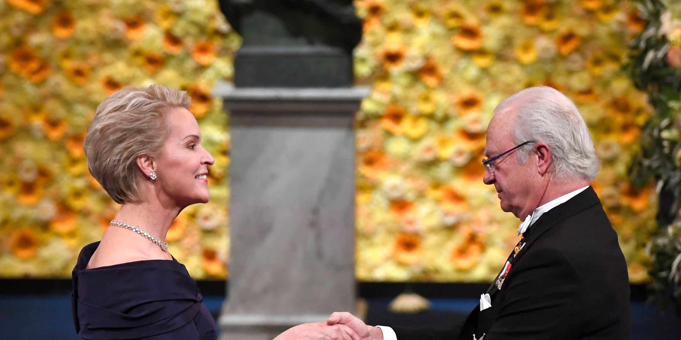 Der Chemie-Nobelpreis ging 2018 an die US-amerikanerin Frances Arnold. König Carl Gustaf von Schweden überreichte ihr den Preis.