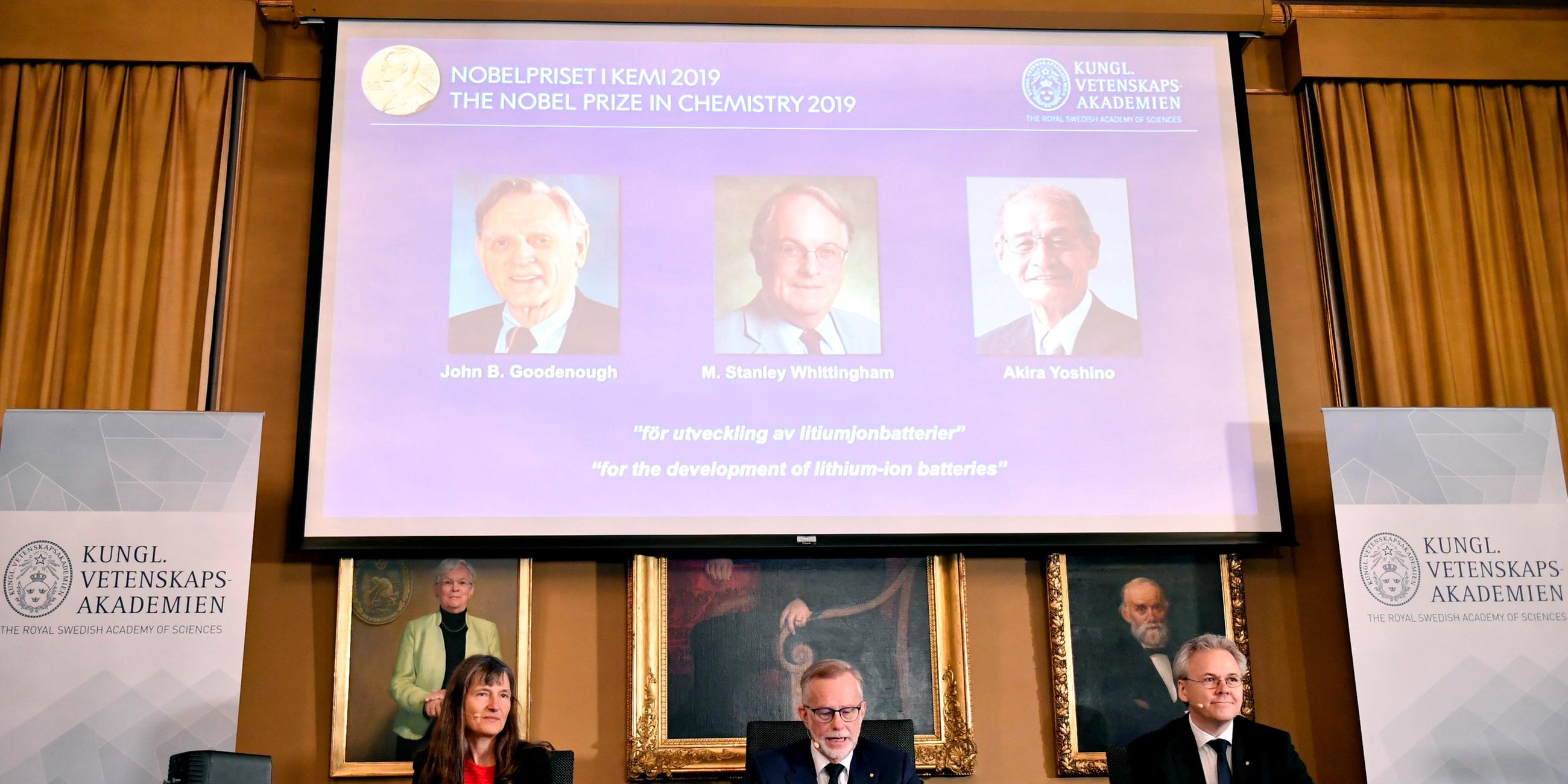 Nobelpreisträger 2019 für Chemie: V.l.n.r.: John Goodenough (USA), Stanley Whittingham (Großbritannien geboren) und Akira Yoshino (Japan) am 09.10.2019 auf dem Bildschirm zu sehen
