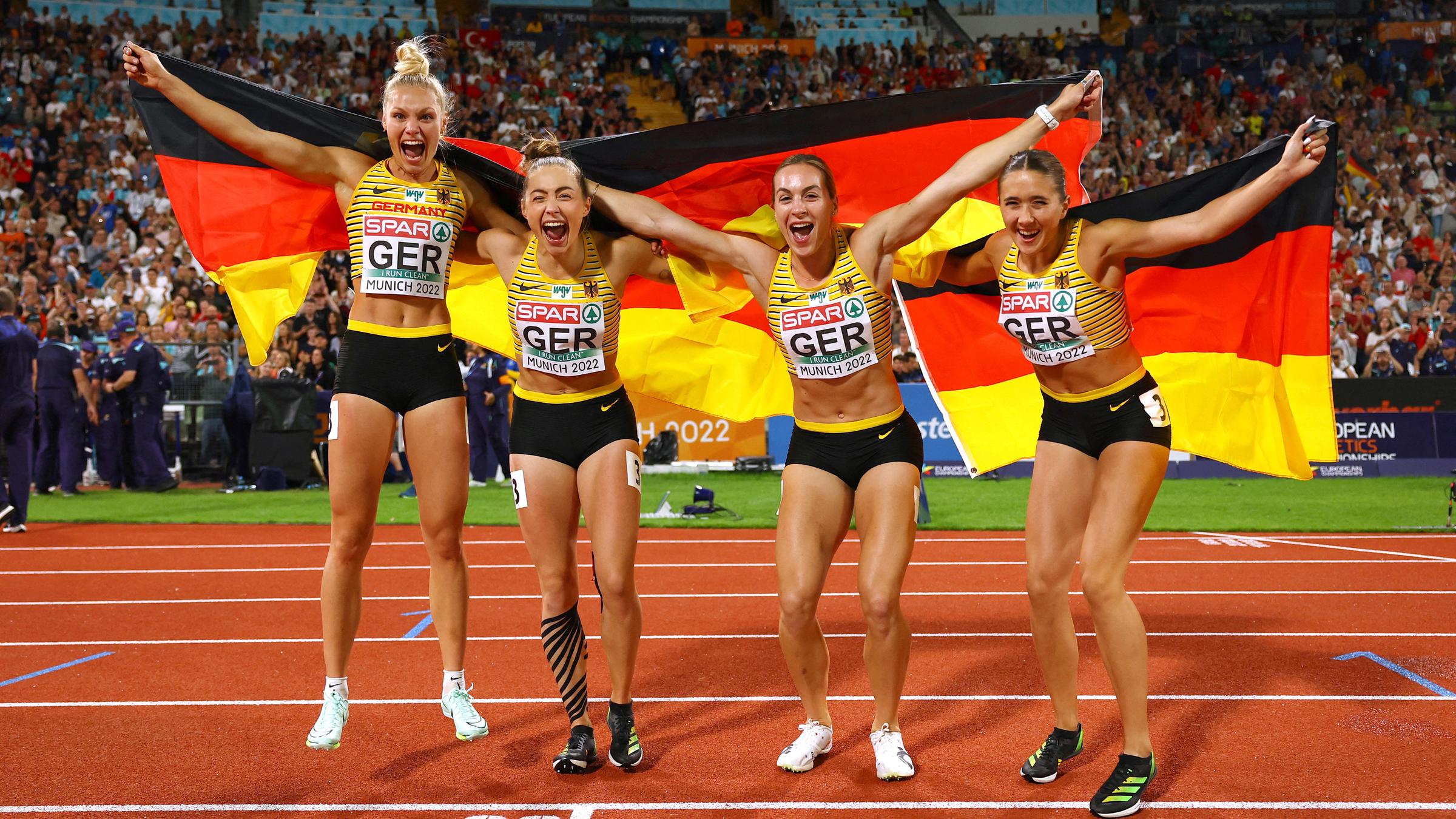 Die deutschen Leichathletinnen Rebekka Haase, Alexandra Burghardt, Lisa Mayer und Gina Luckenkemper gewinnen Gold im 4 x 100 Meter Finale