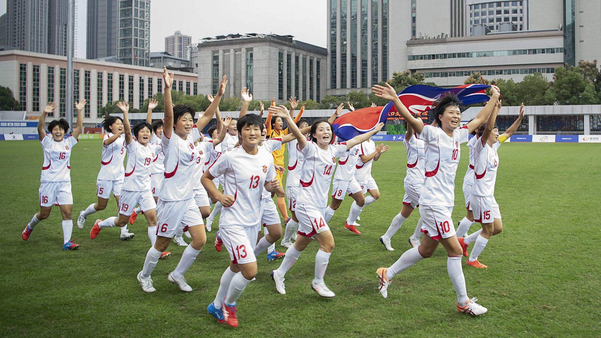 In Nordkorea werden Frauen im Fußball zu Höchstleitungen gedrillt. Allerdings soll das vor allem dem Ansehen des Landes dienen. In Nordkorea gibt es einen Alleinherrscher und keine Demokratie.
