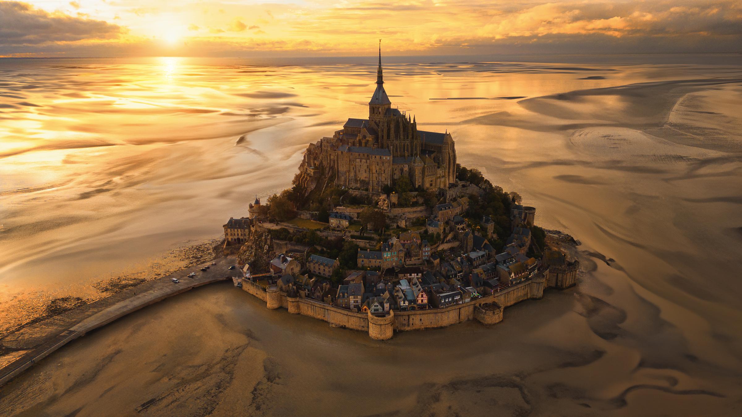 Das Kloster von Mont Saint Michel an der Atlantikküste Frankreichs im Sonnenuntergang