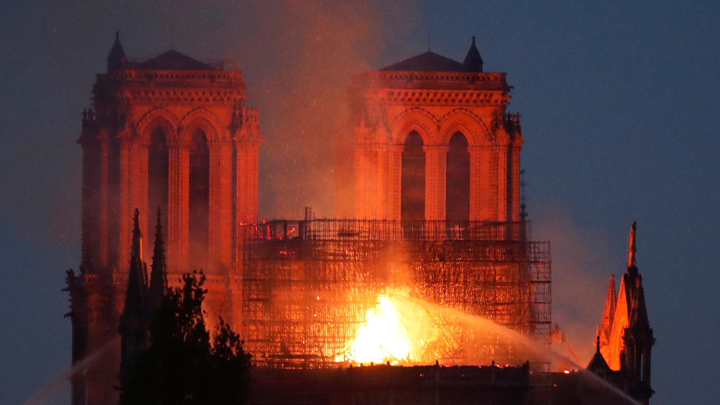 Feuer brennt auf dem Dach der Notre-Dame