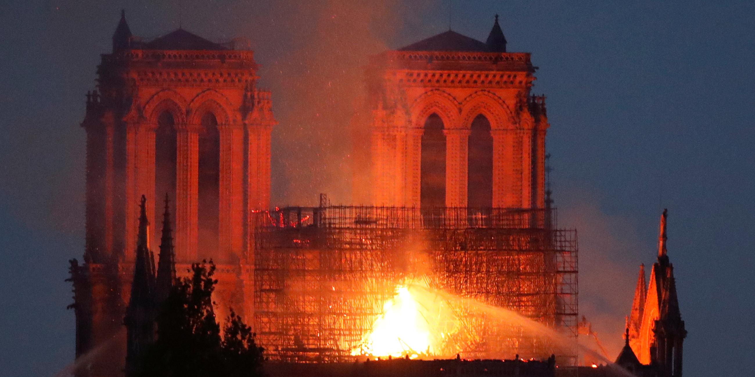 Feuer brennt auf dem Dach der Notre-Dame