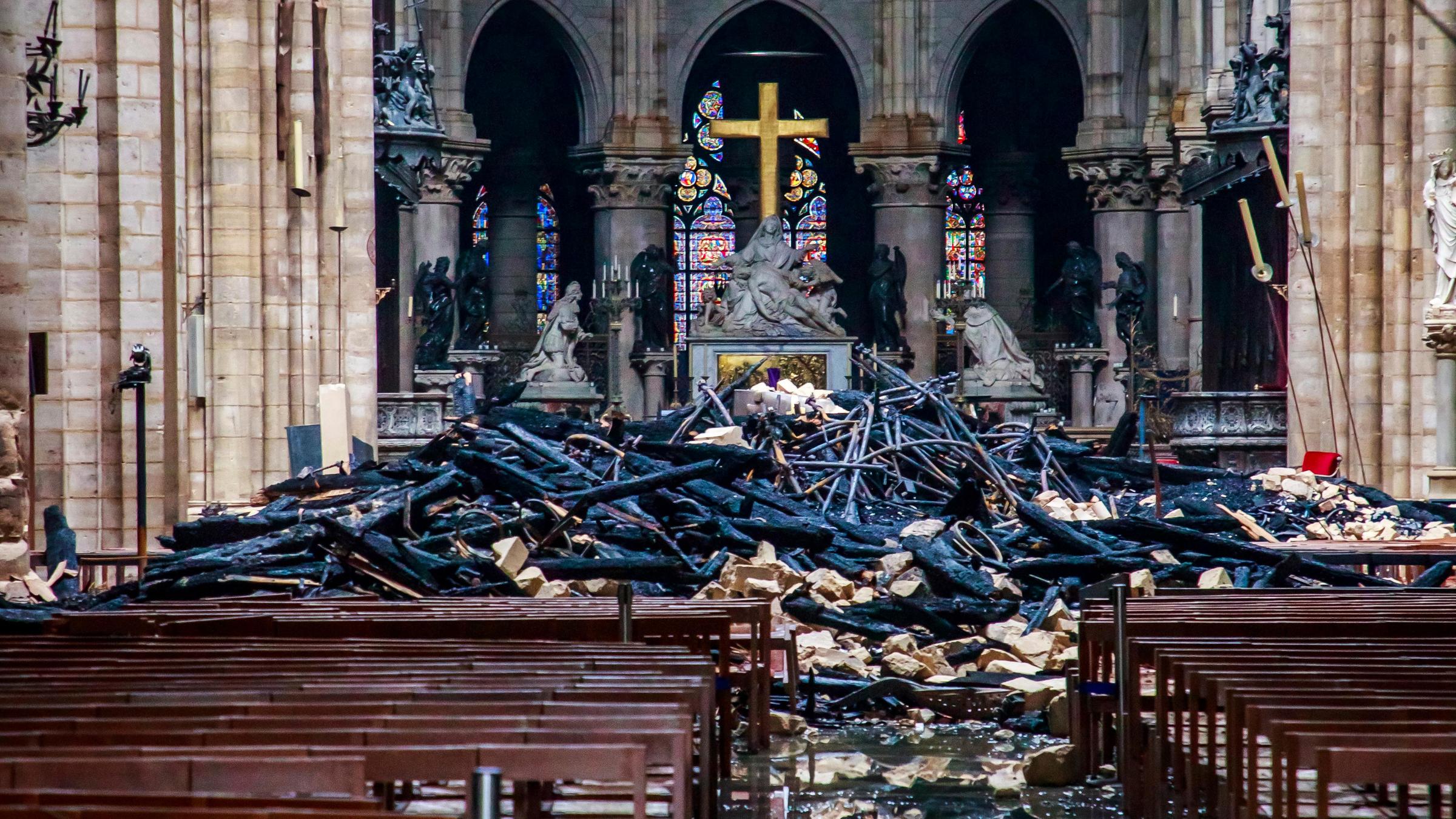 Trümmer liegen mitten in der Notre-Dame.