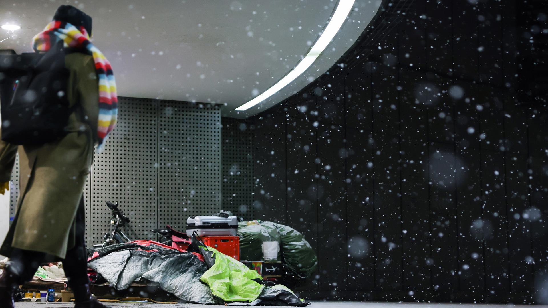 Archv: Es schneit, auf dem Boden liegt Schnee. Das Lager eines Obdachlosen in Hamburg ist eingeschneit. 