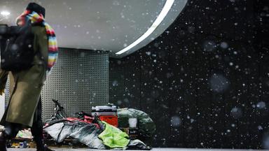 Archv: Es schneit, auf dem Boden liegt Schnee. Das Lager eines Obdachlosen in Hamburg ist eingeschneit. 