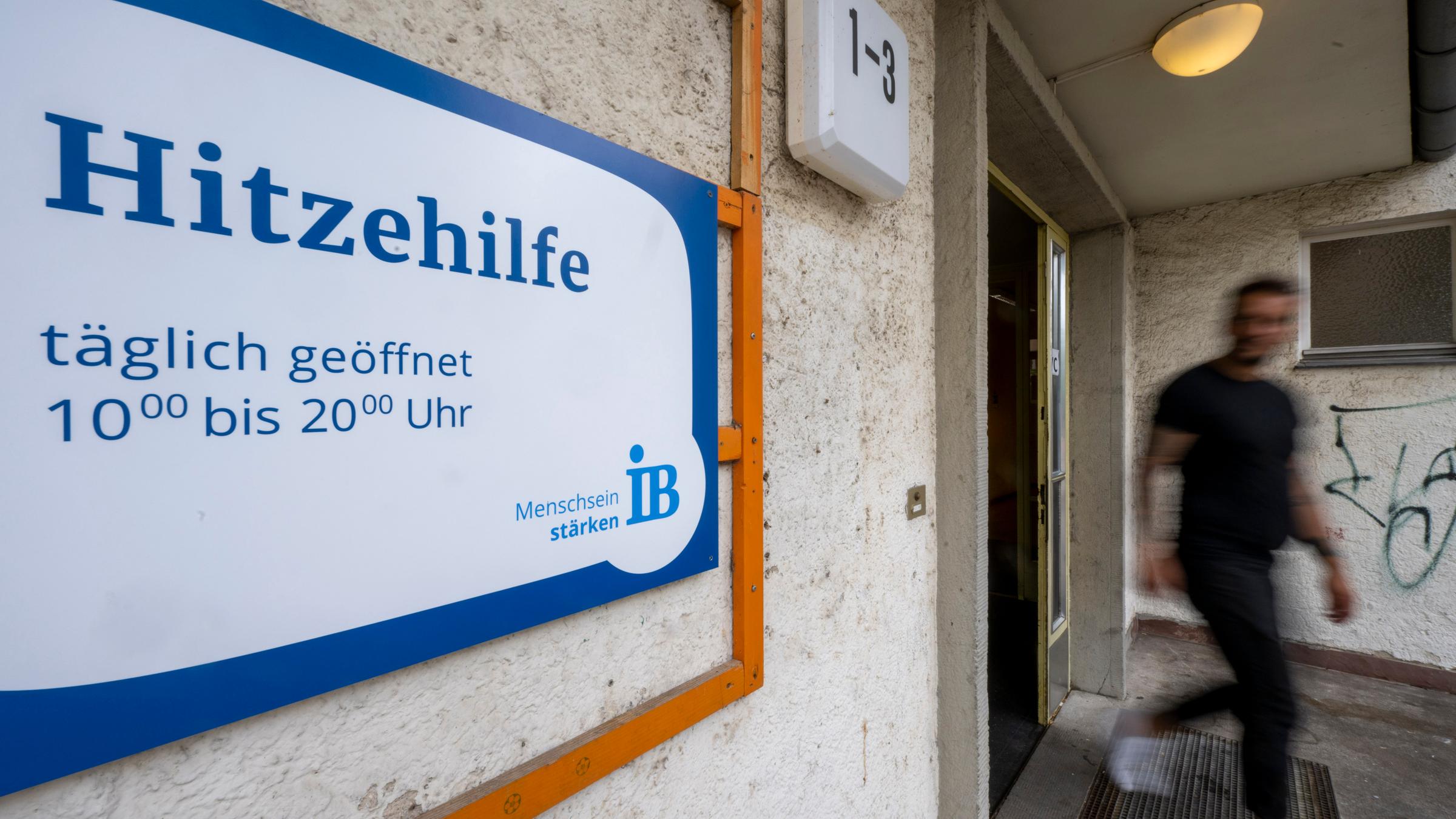 Wasserflaschen, Hygieneprodukte und Sonnenschutzcreme.