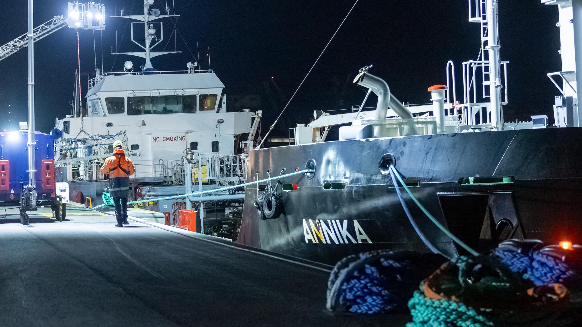 Das Tankschiff "Annika" liegt festgemacht am Überseehafen in Rostock