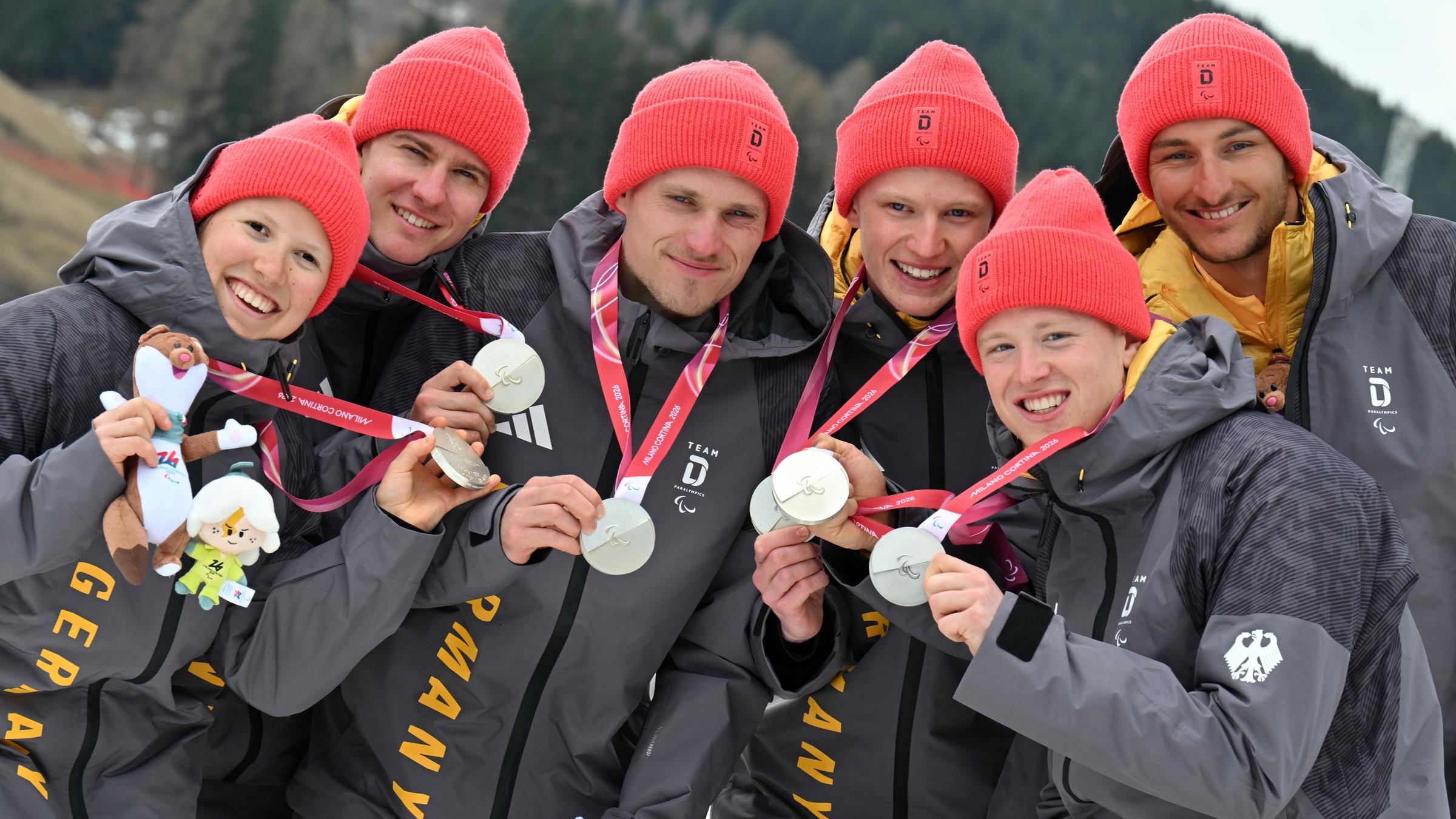 Linn Kazmaier (l-r), Florian Baumann, Sebastian Marburger, Jakob und Theo Bold sowie Marco Maier 