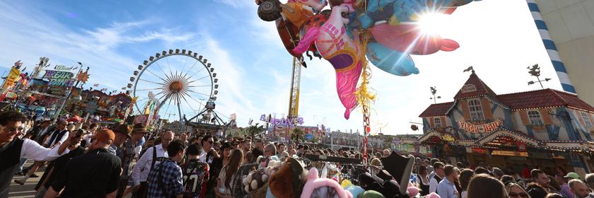 Auf dem Oktoberfest in München sind wieder viele Menschen unterwegs. Die Wiesn findet in diesem Jahr vom 19. September bis zum 4. Oktober auf der Theresienwiese statt.