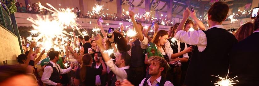 In einem Oktoberfestzelt wird mit Wunderkerzen gefeiert.